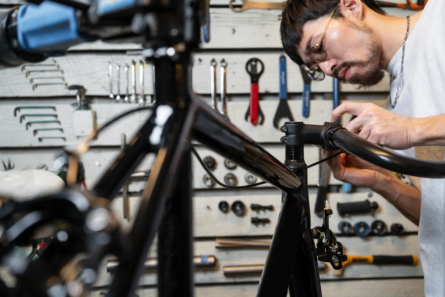 Mecánico reparando bicicleta en Valencia In Bike