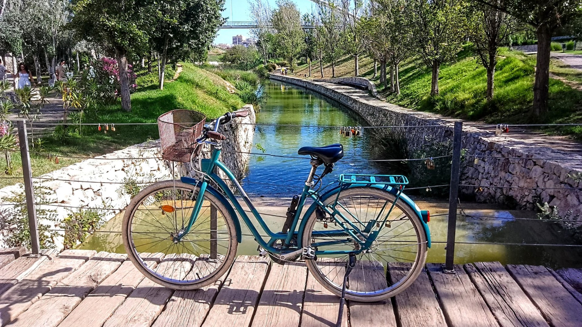 City bike en Valencia – Jardín del Turia (ValenciaInBike) City bike en el Jardín del Turia; alquiler de bicicletas en Valencia (Ruzafa)