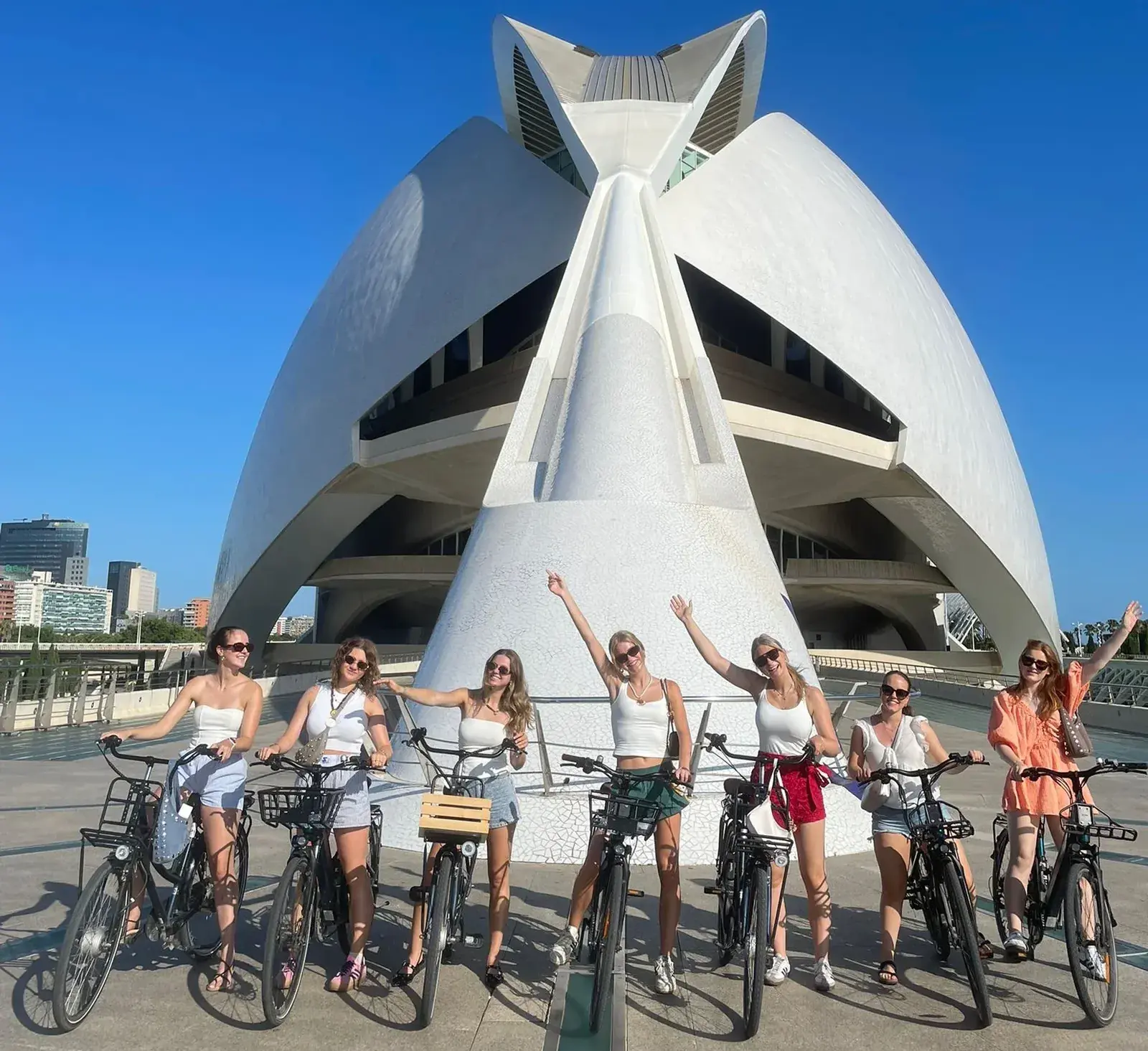 Clientes en tour en bicicleta por la Ciudad de las Artes – ValenciaInBike