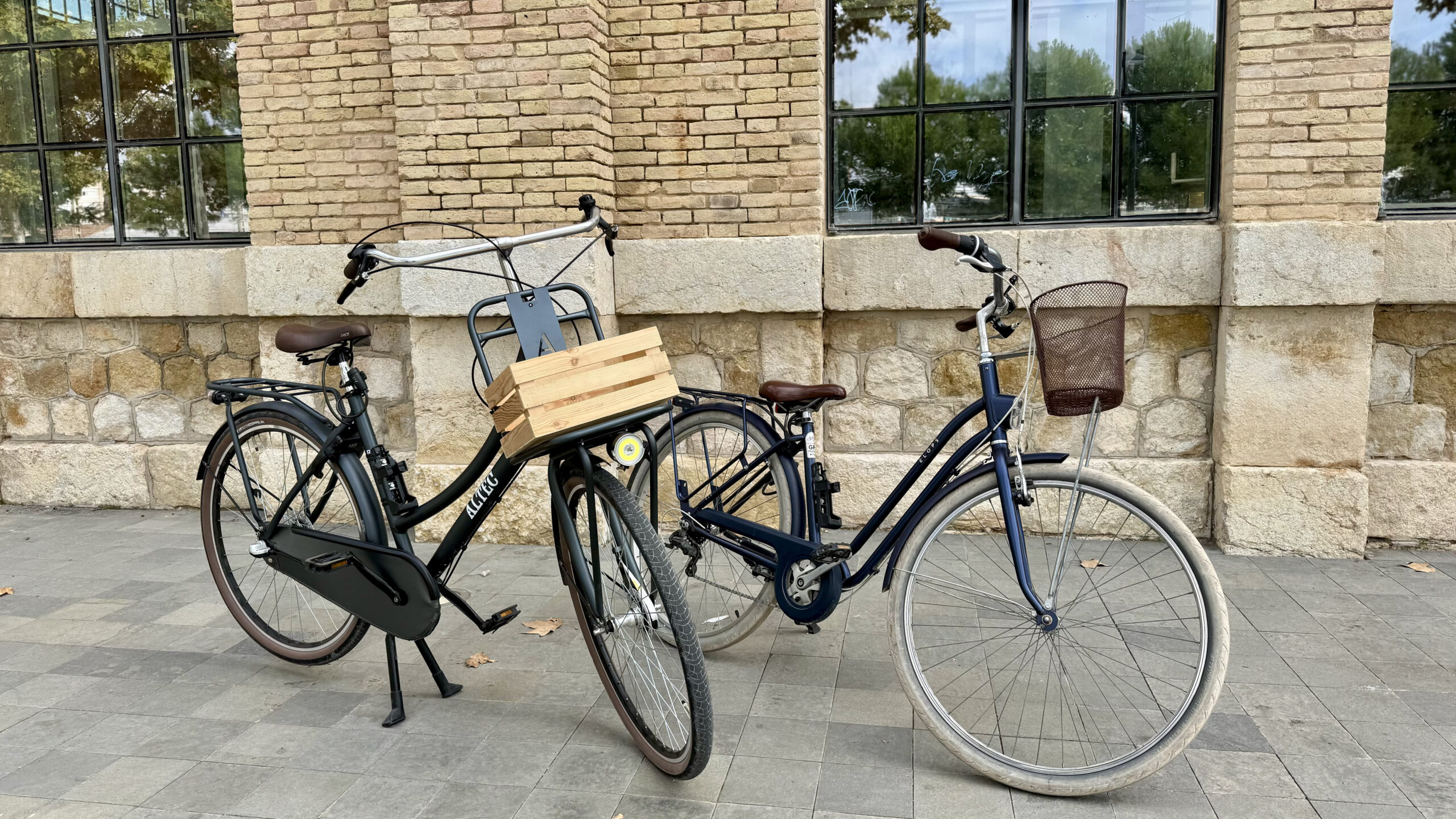 Adult city bike rental Valencia — pick up in Ruzafa near the Turia