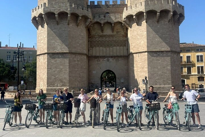Turistas holandeses en bicicleta junto a las Torres de Serranos – ValenciaInBike