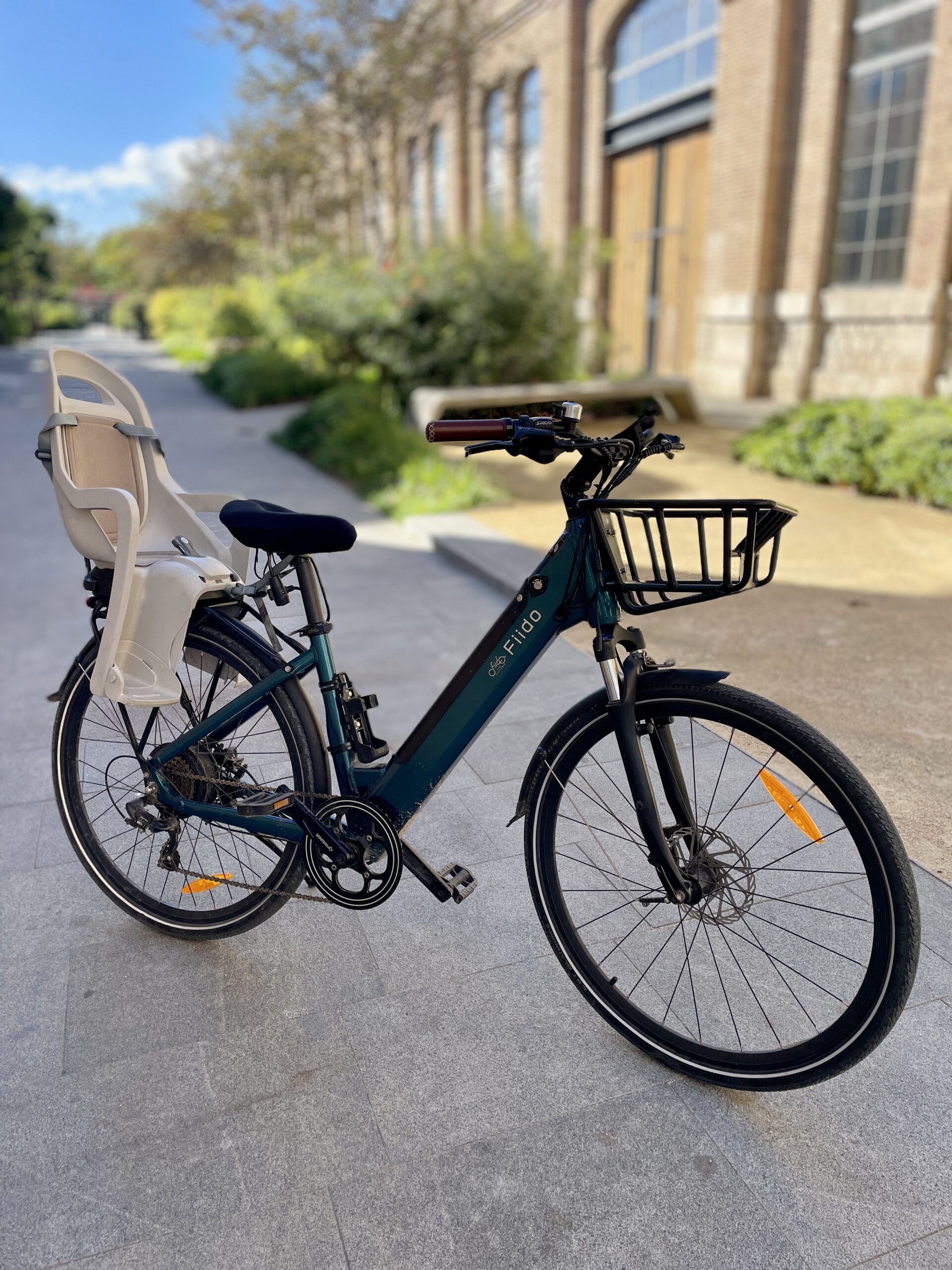 Bicicleta con silla portabebé para disfrutar Valencia en familia