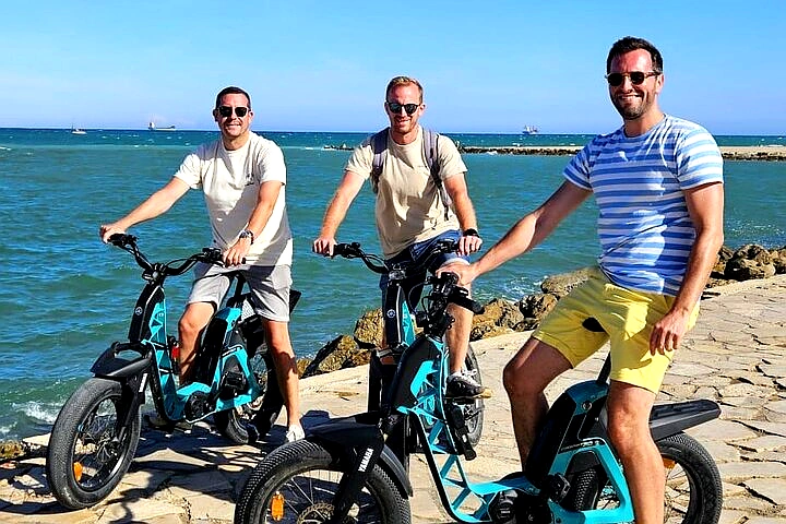 Grupo en e-bike por La Marina de Valencia – tour ValenciaInBike